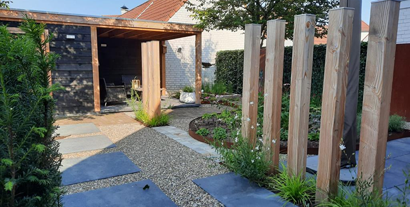 Tuin met houten palen als stevige basis voor elk buitenproject