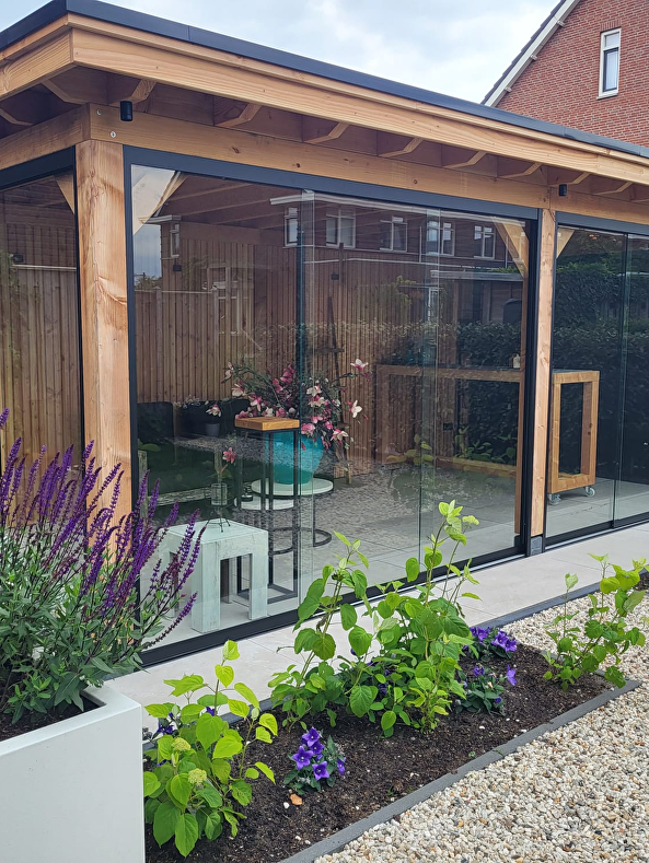 Heerlijk settelen in eigen tuin