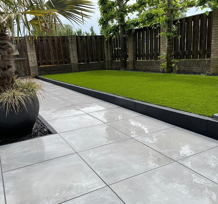 Kunstgras laten aanleggen of zelf doen?