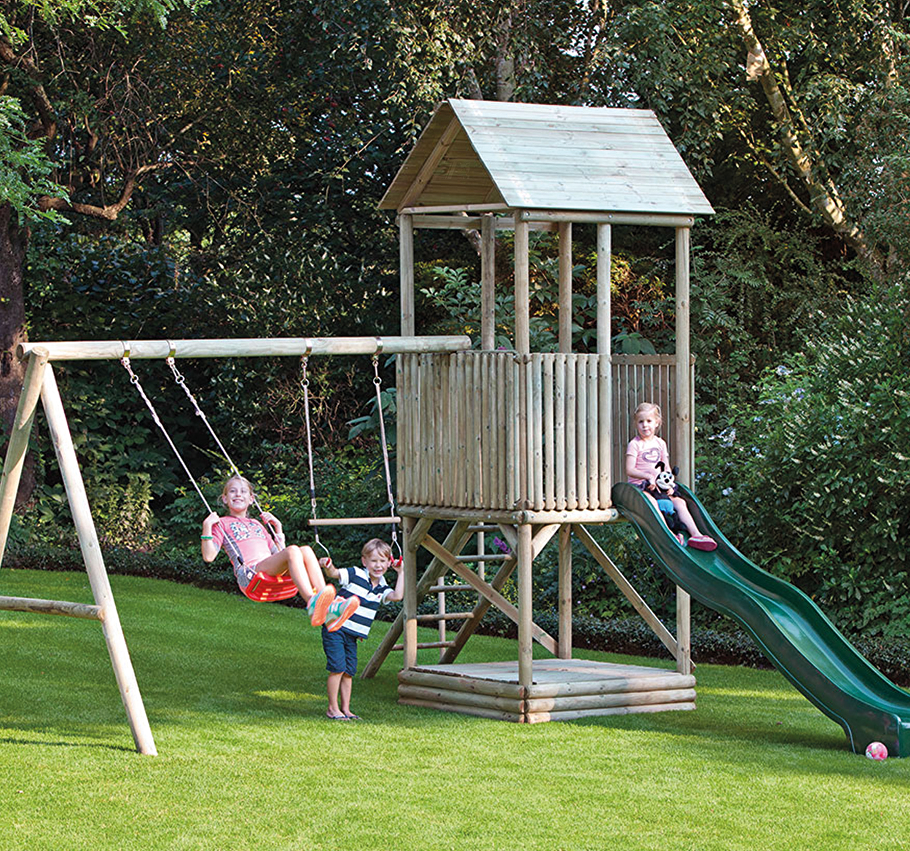 Spelen en ontdekken met een speeltoestel in de tuin